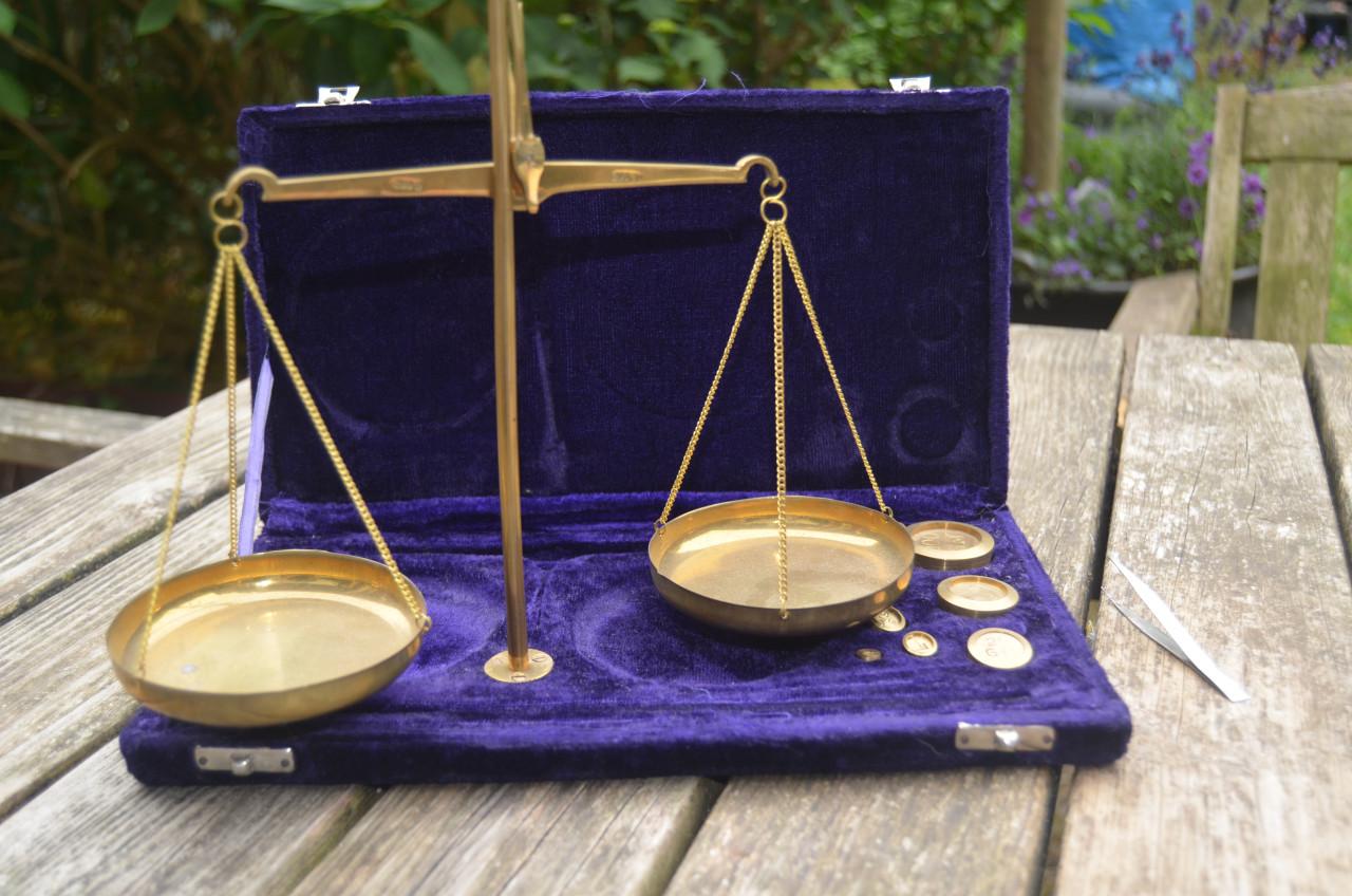 Fraaie antieke reis/opium/goudbalans in mooie doos.