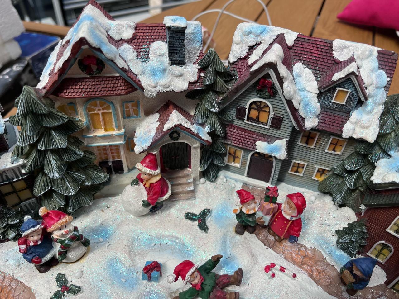 Sfeervol kerstdorp met verlichting – perfecte kerstdecoratie