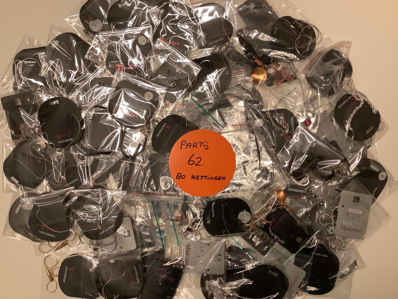 Partij mooie kettingen. ( partij 62)