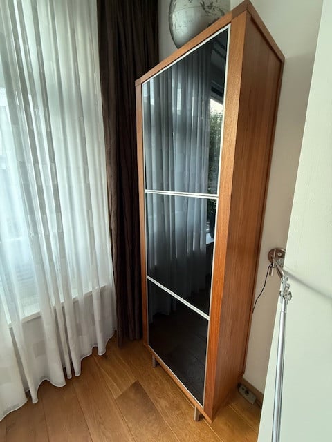 Bert Plantagie hoge wandkast walnotenhout/zwartglas