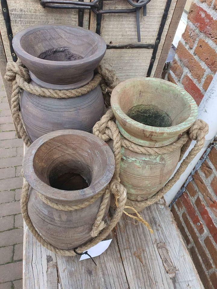 SCHITTERENDE NEPALESE POTTEN IN WISSELENDE MODELLEN EN KLEUREN, PRIJZENV.A