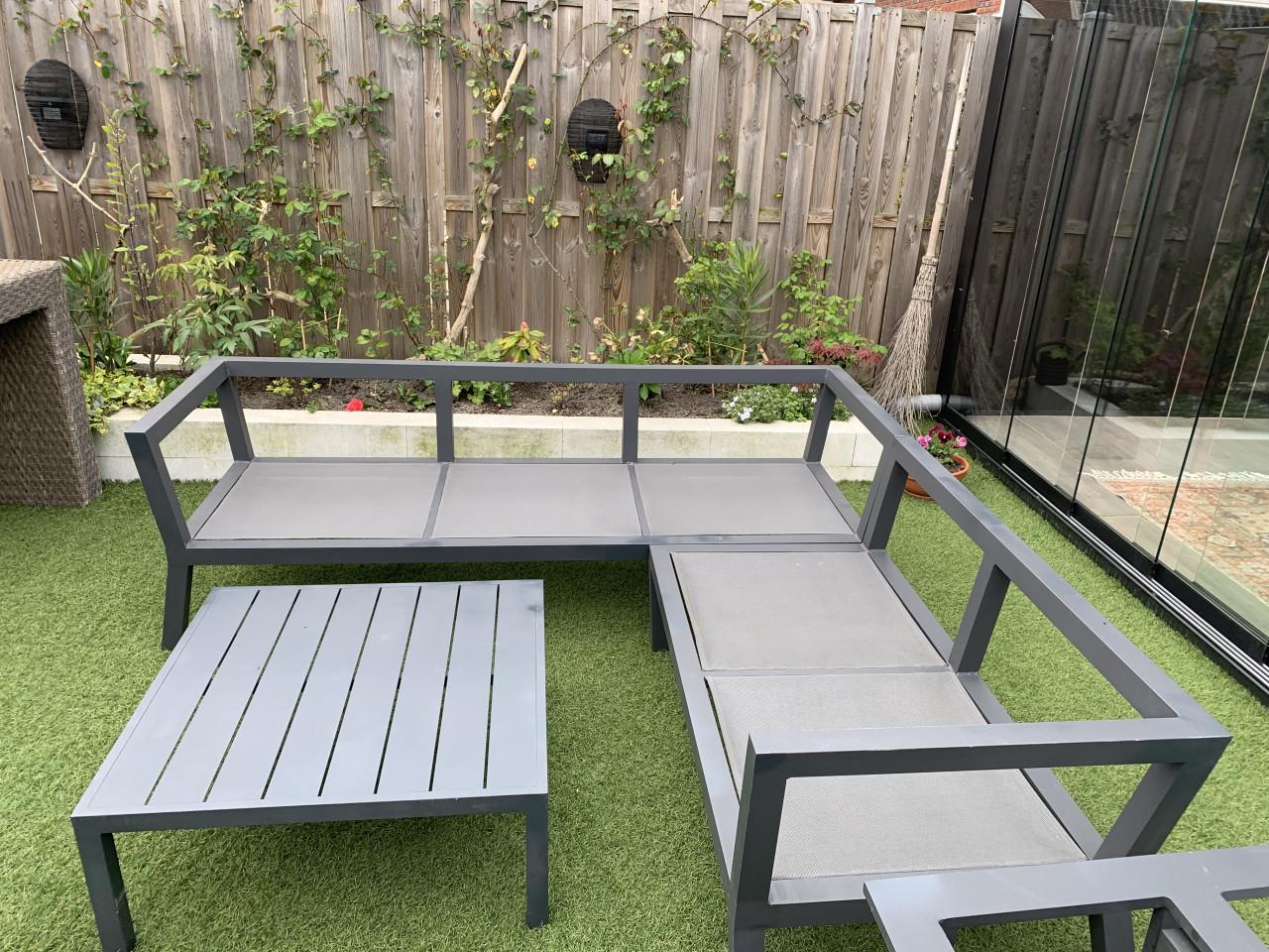 Alminium loungset met schone kussens, set in orde, plus tafel.