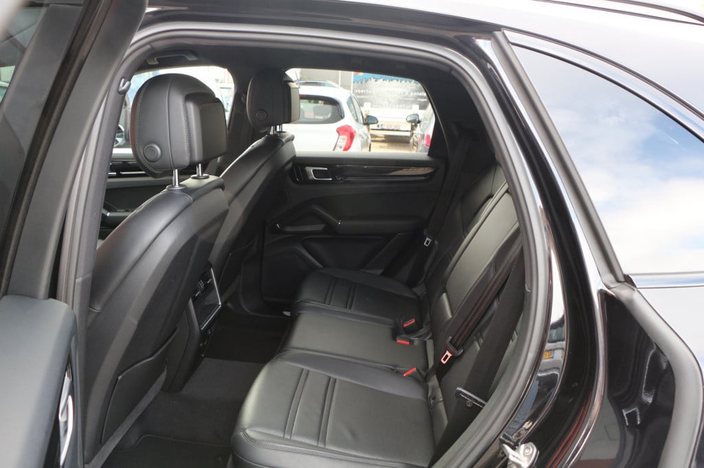 Porsche Cayenne 3.0 340pk trekhaak | all black | 22 inch