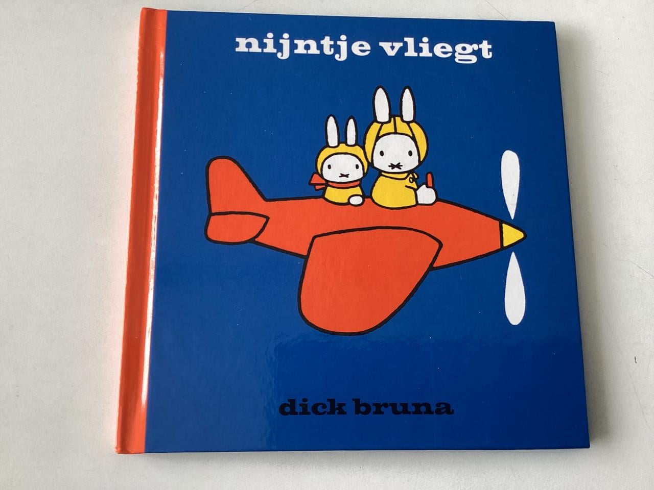 Dick Bruna.    Nijntje vliegt.   Ophalen en Opoe Pluisie. (Op ze mokums).