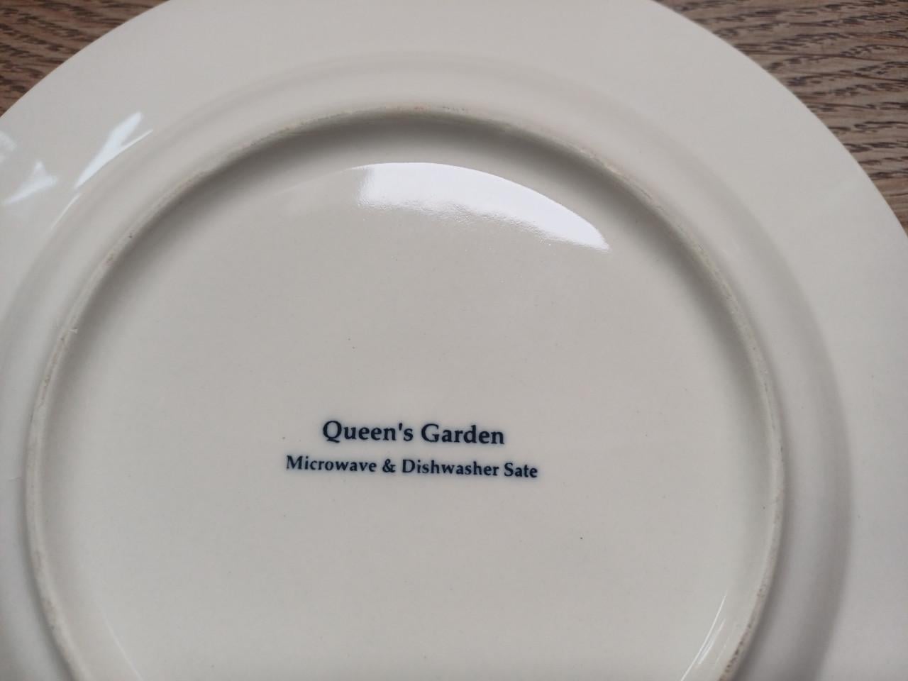 QUEEN'S GARDEN SERVIES: vrij compleet, zowel in gebruikte als nieuwstaat