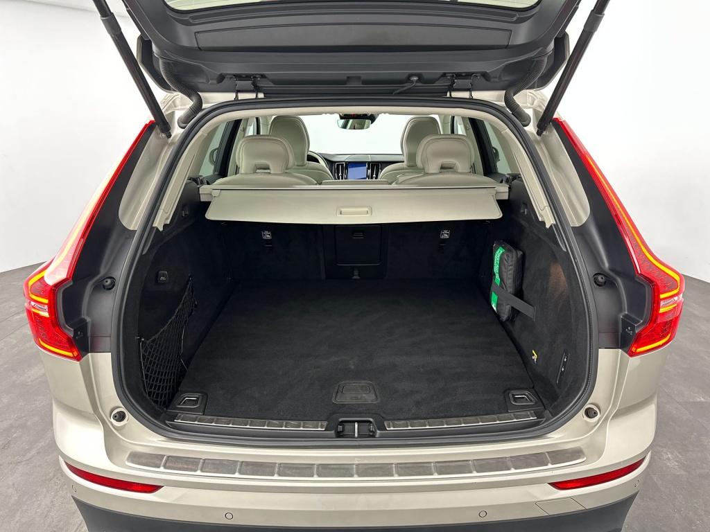 Volvo XC60 t8 390pk recharge momentum|