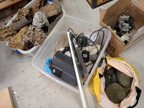 GRATIS Aquarium stenen, lamp, filter, ornamenten etc.