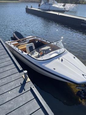 Speedbootje met 55 pk Yamaha motor.