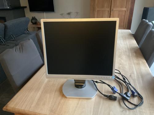 Beeldscherm. 19 inch.