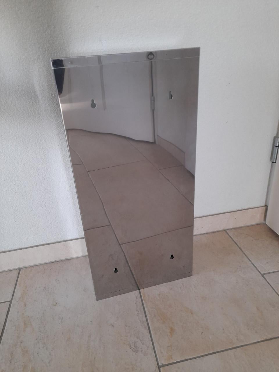 Medicijn kastje  27B x 57H x 12D ( in goede staat)