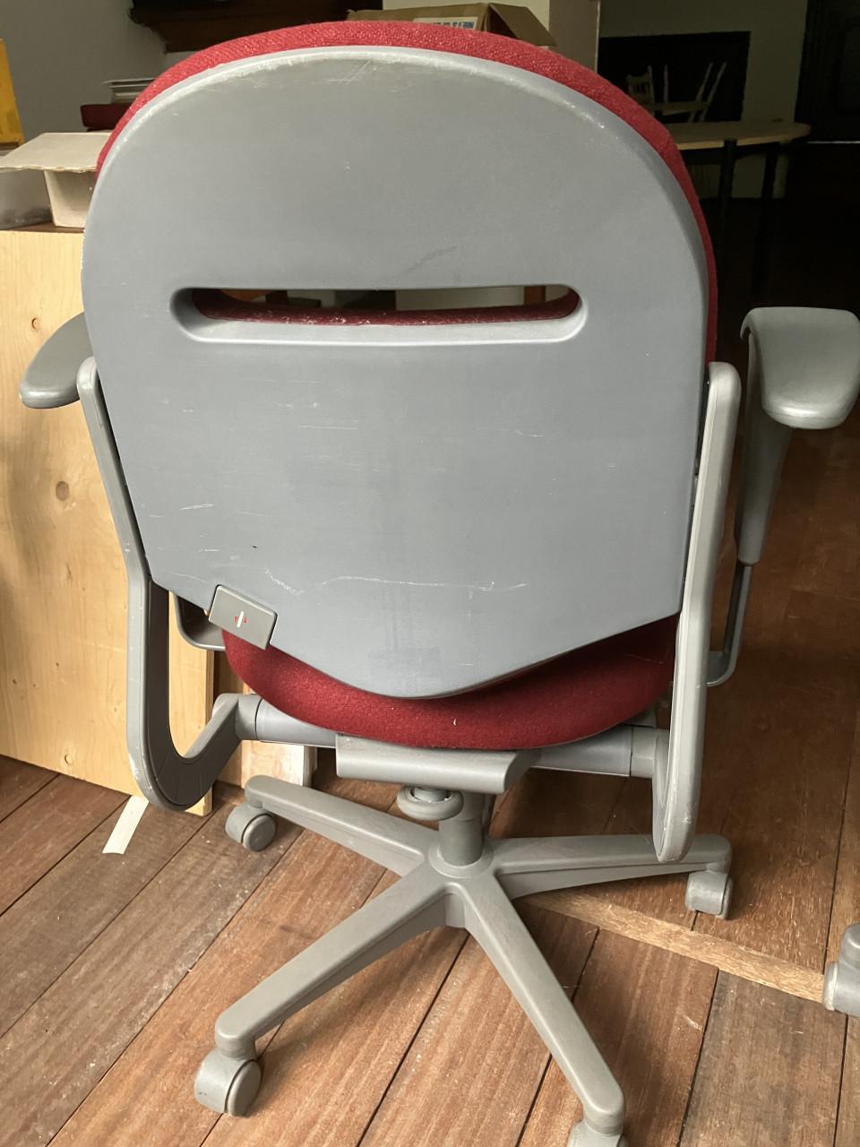 Twee bureaustoelen bordeauxrood