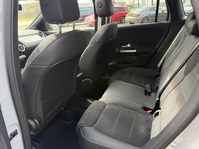 Mercedes-Benz Gla-klasse 200 business solution amg l panoramadak l mbux l m