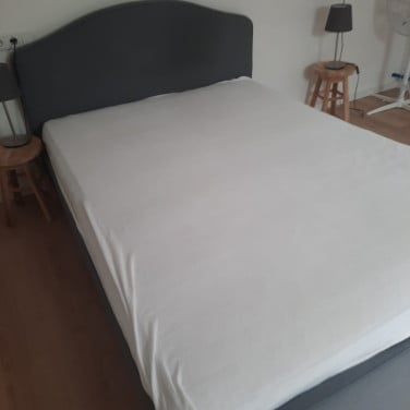 140x200 tweepersoonsbed (incl matras, kan ook zonder)