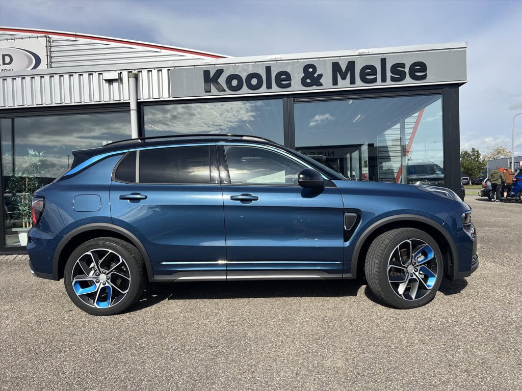 Lynk & Co 01 1.5 261pk plug in hybrid , panodak , stuurverwarming , adaptiv