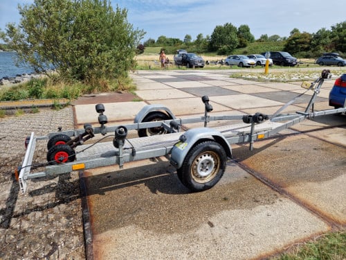 Boottrailer 750 kg voor boten tot 5 meter. Aluminium loopplank boeggeleider