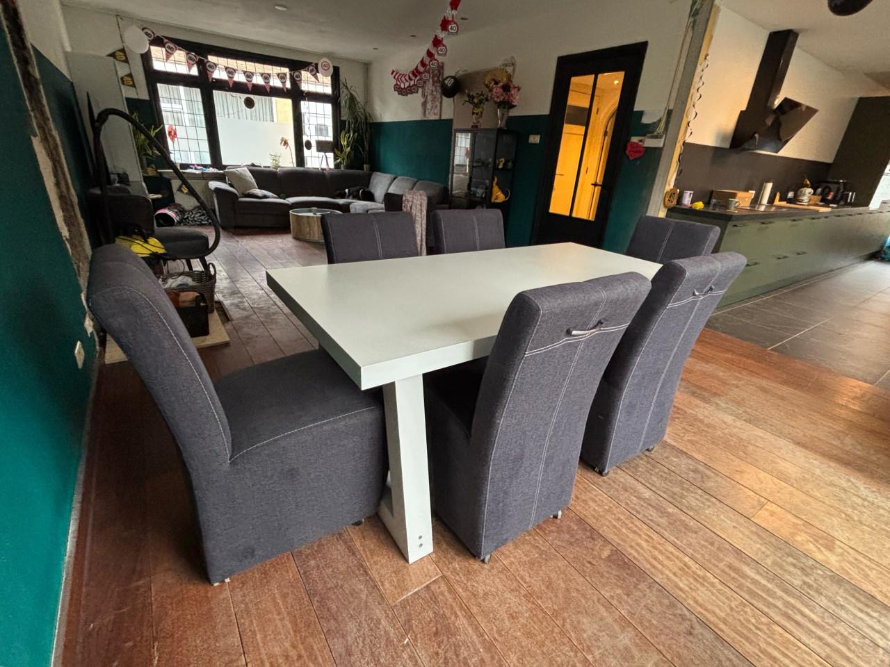 Grote tafel met 6 stoelen. evt apart