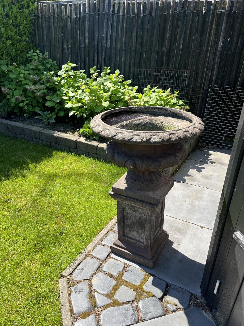 Franse tuinvaas op sokkel kunststof