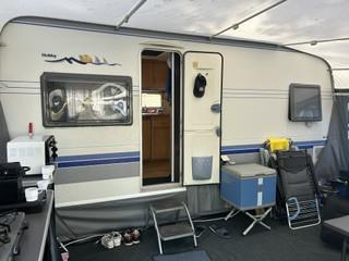 Caravan Hobby 460 UFE met vaste Thule luifel, voortent met losse luifel