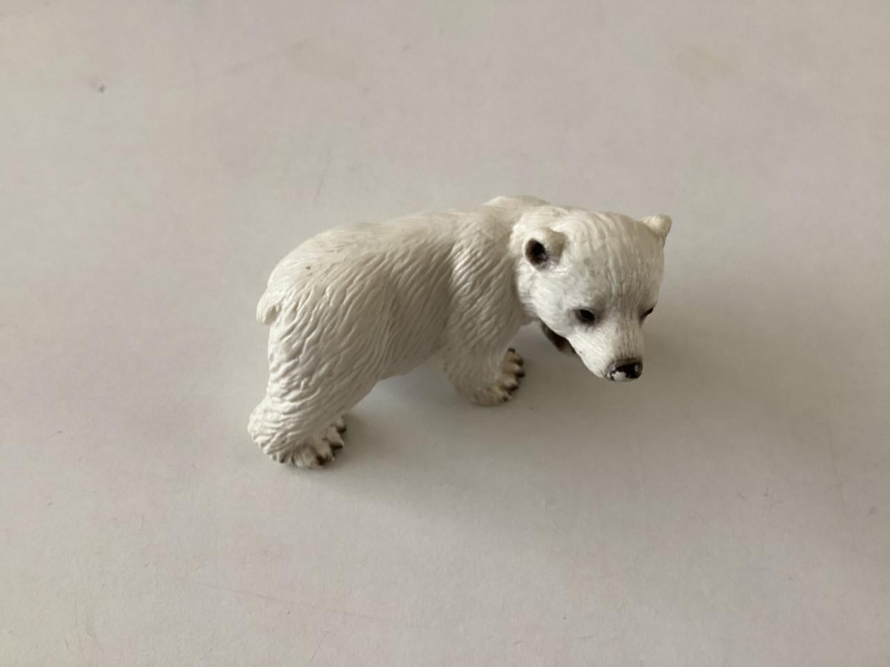 2 grote olifanten, leeuw, zwijn, koe, ijsbeer en eland.   Merk: Schleich.