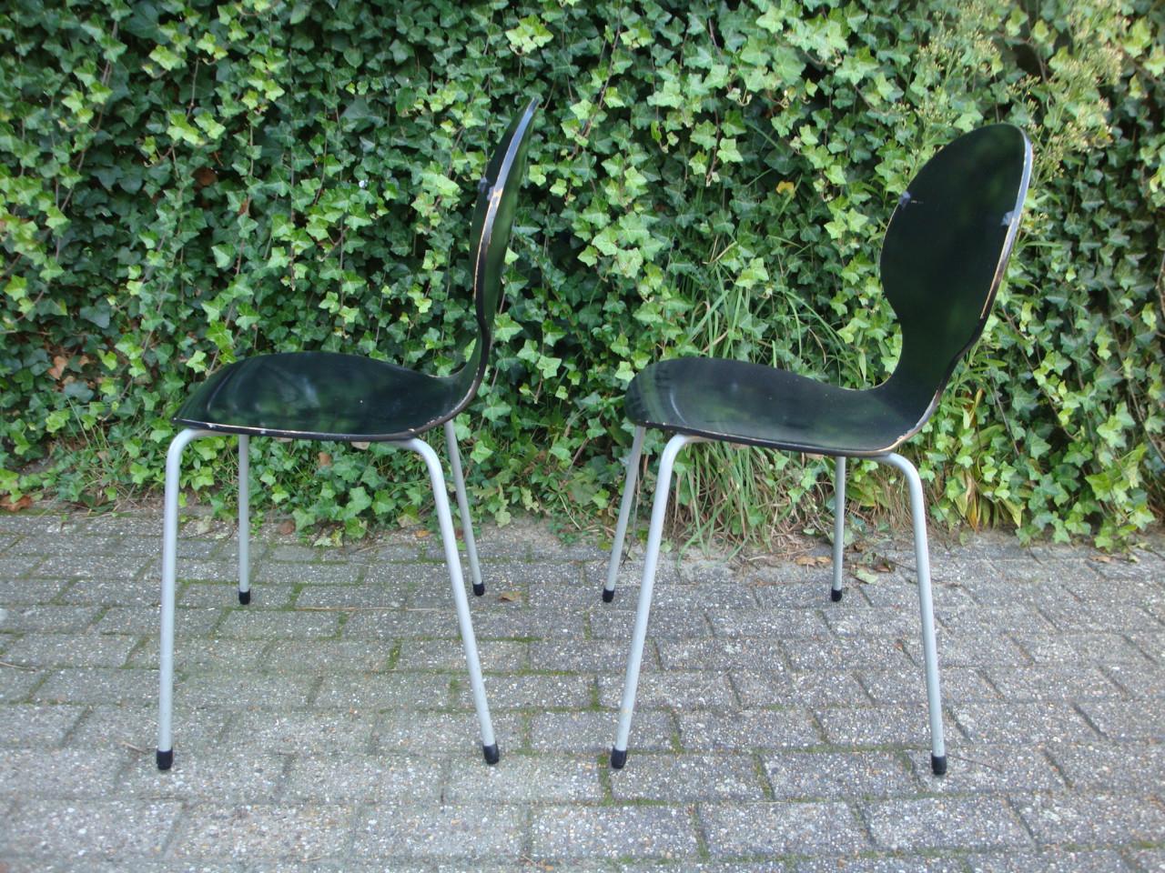 TWEE VINTAGE KUIPSTOELTJES. GRATIS !!!