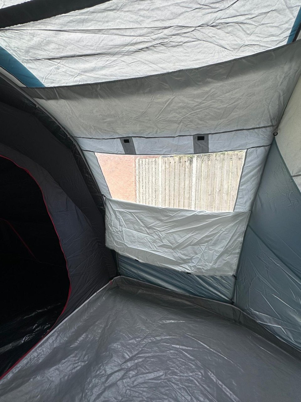Opblaasbare tent 4 persoons met grote leefruimte