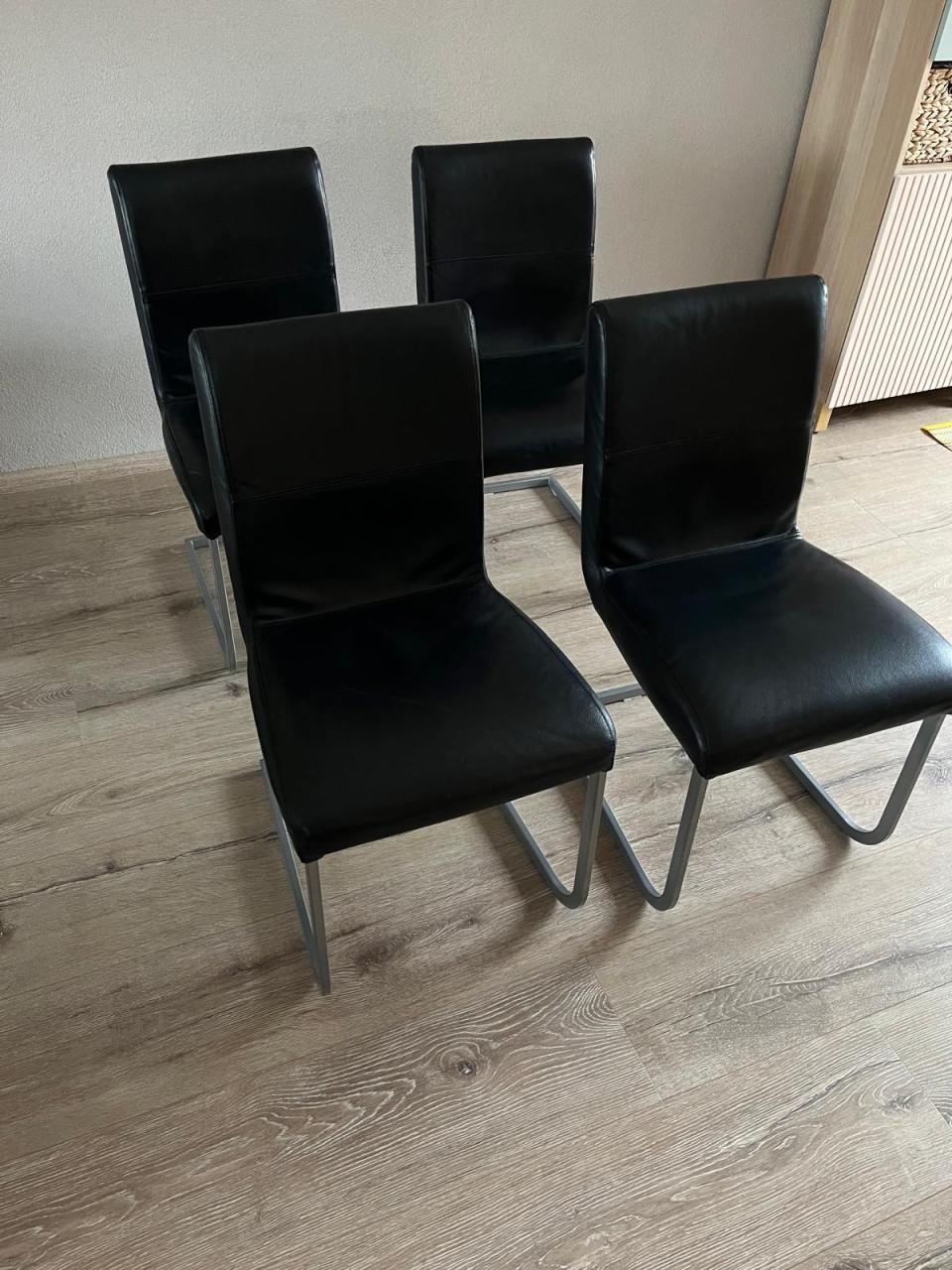 Eetkamer tafel + 4 lederen stoelen