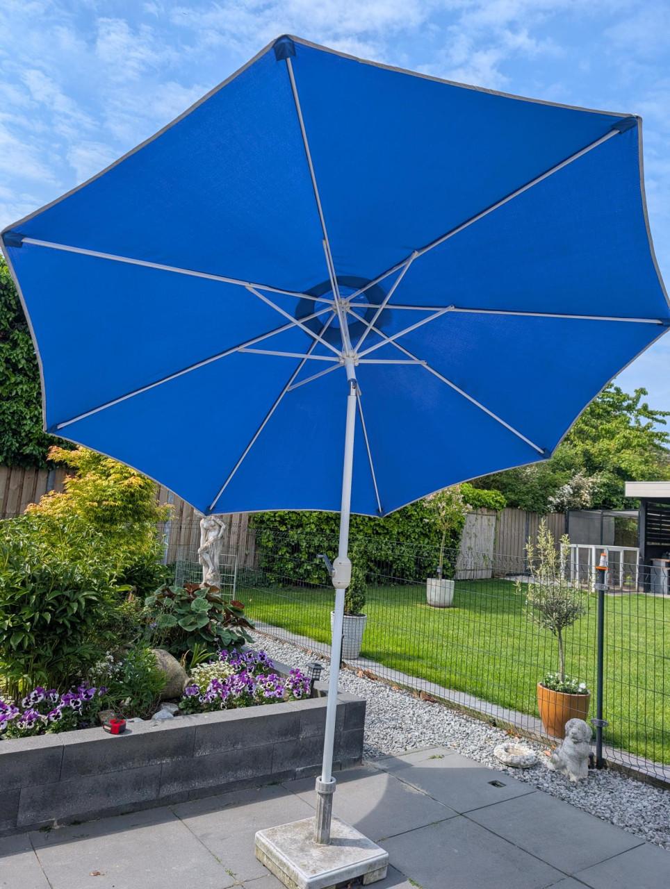 Parasol met voet
