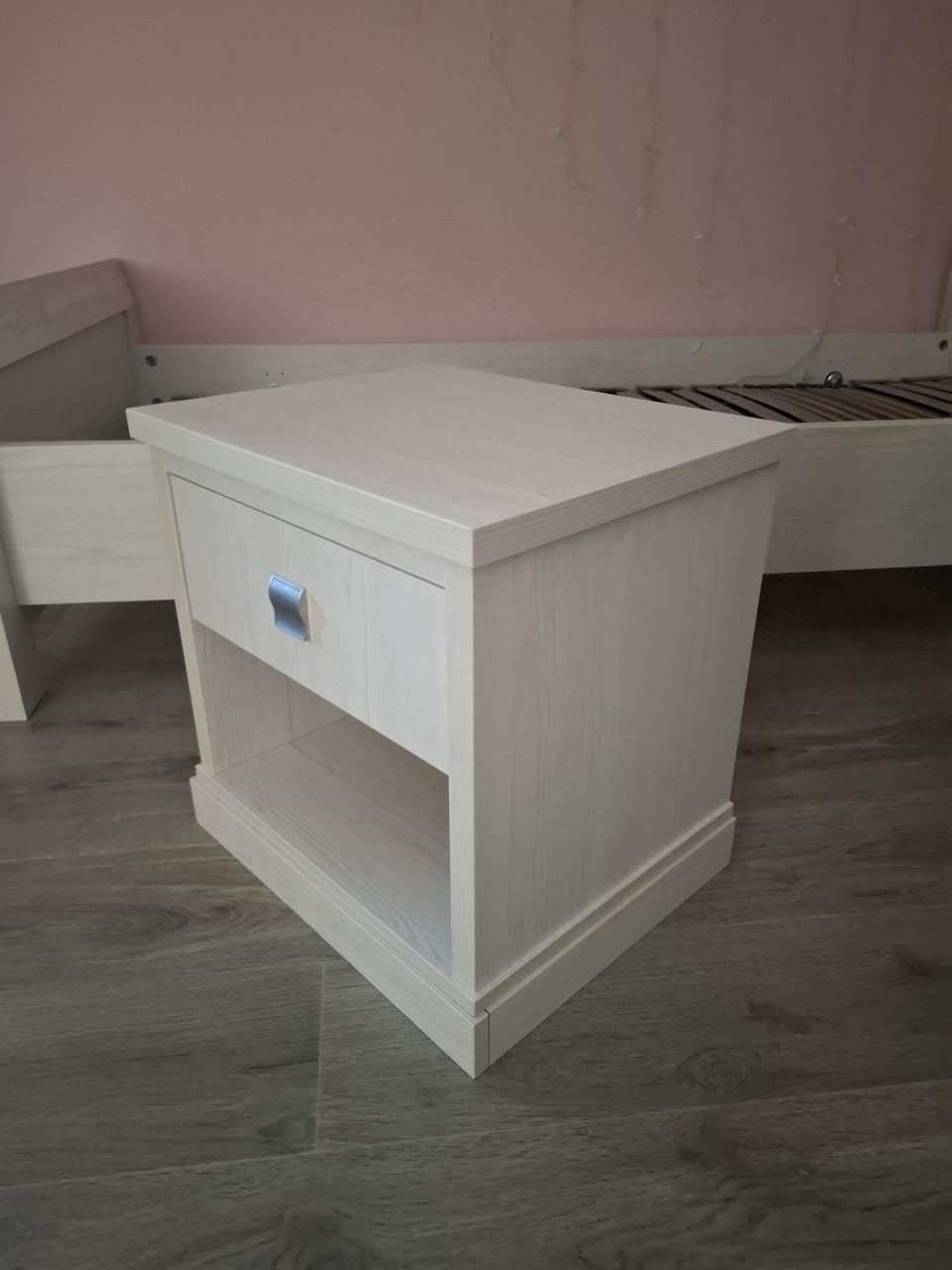 1 persoonsbed incl lattenbodem en nachtkastje