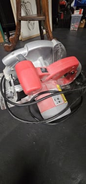 Cirkelzaag met laser in opbergkoffer. 2x gebruikt