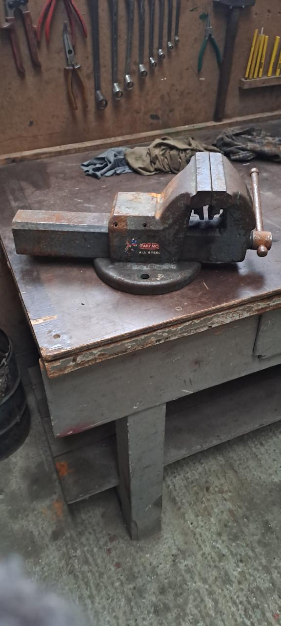 Een zware bankschroef,, en werkbank