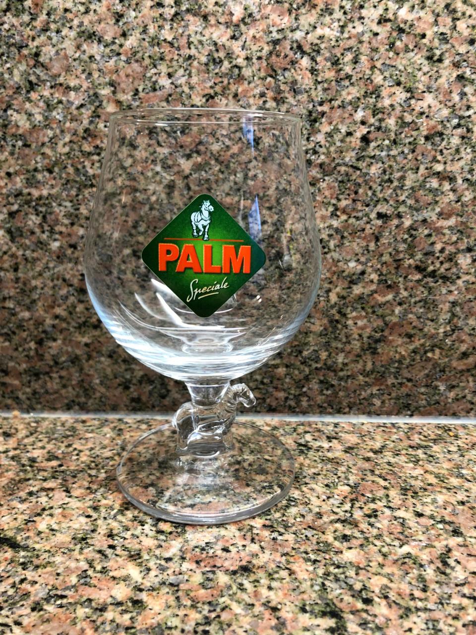 Palm glas met paard op de voet van het glas