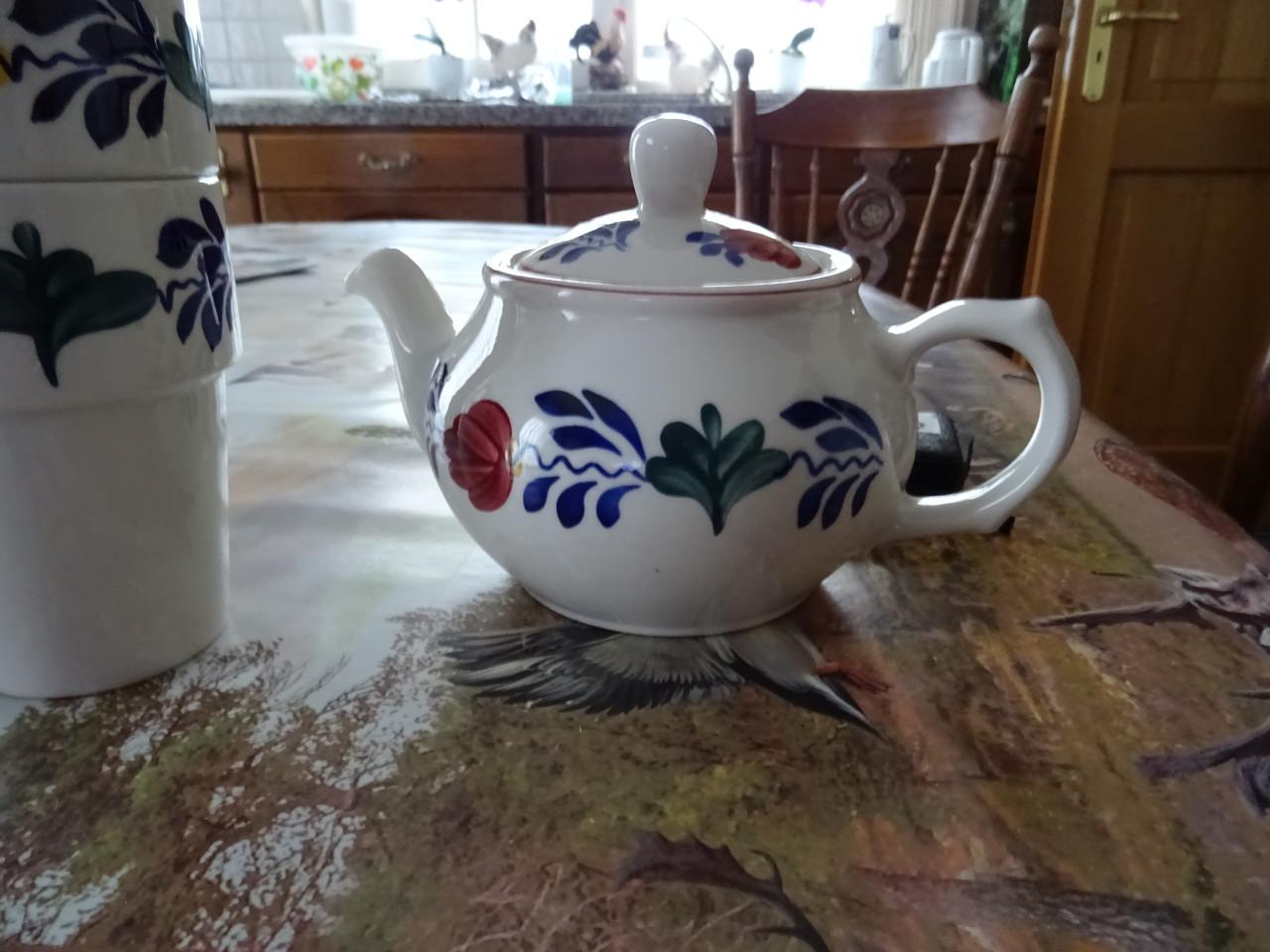 Te koop thee potje van boerenbond plus 5 melkbekers