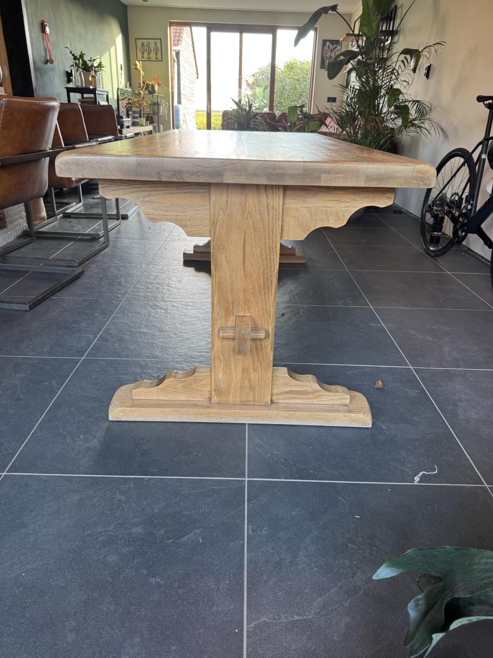 Eikenhouten kloostertafel