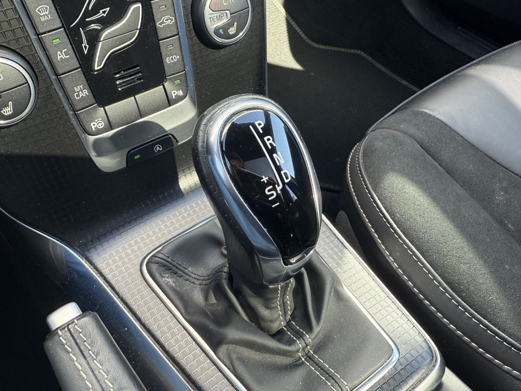 Volvo V40 t3 153pk aut6 polar+ sport| panodak| camera| h&k sound| keyless|