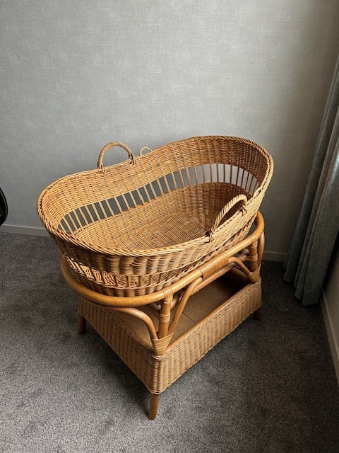 Mooi grote rieten / rotan baby wieg,