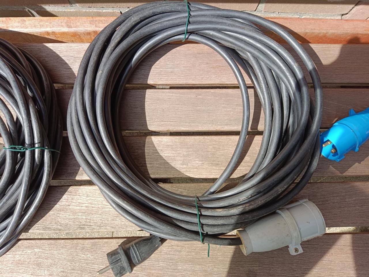 Zware voedingskabels 3 x 2,5 met lengte van 21 en 19 meter