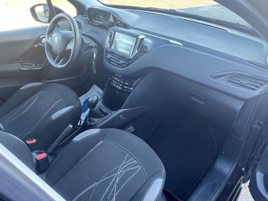 Peugeot 208 1.2 vti envy, navi, trekhaak enz...