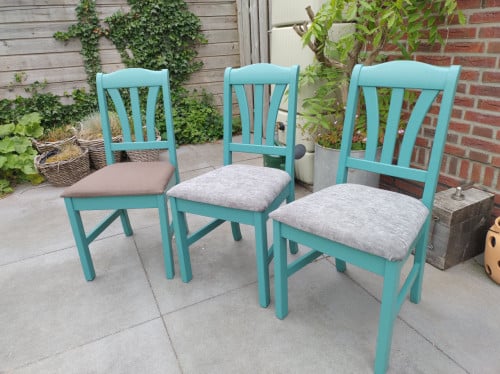 5 leuke eetkamerstoelen voorzien van nieuwe bekleding