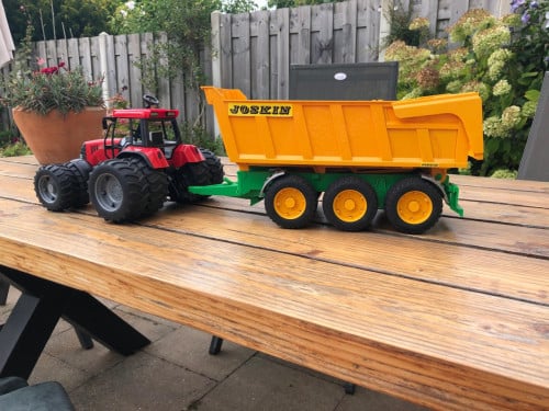 Bruder traktor met joskin kipwagen