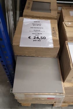 3030-42 ca 4,3 m² mat donkergrijze tegels, 30x30 cm