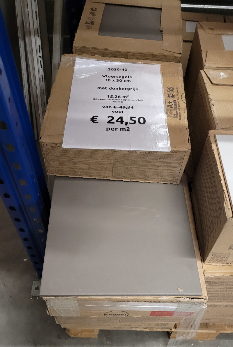 3030-42 ca 4,3 m² mat donkergrijze tegels, 30x30 cm