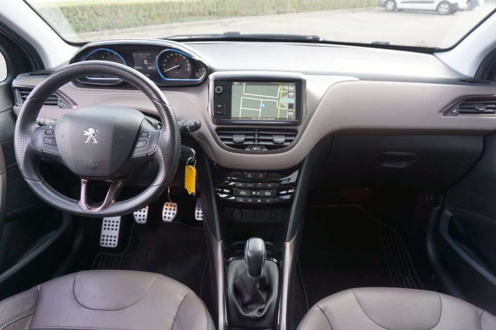 Peugeot 2008 1.6 vti féline airco / navi / cruise / pano / leder / parkeers