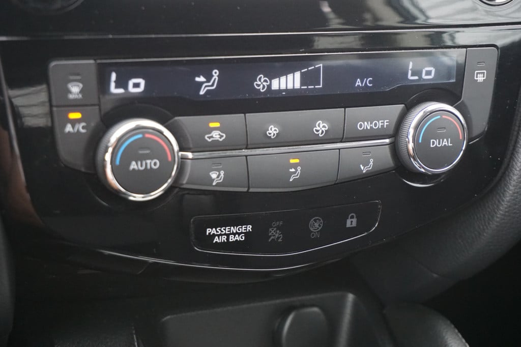 Nissan Qashqai 1.2 n-connecta airco / navi / camera / cruise / pano / trekh