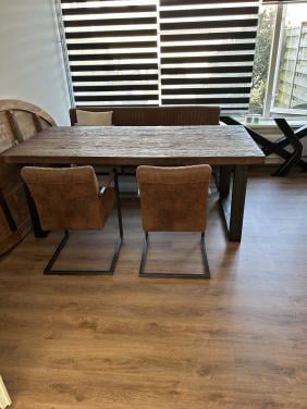 Industriële eettafel boomstronk massief hout . Metalen poten