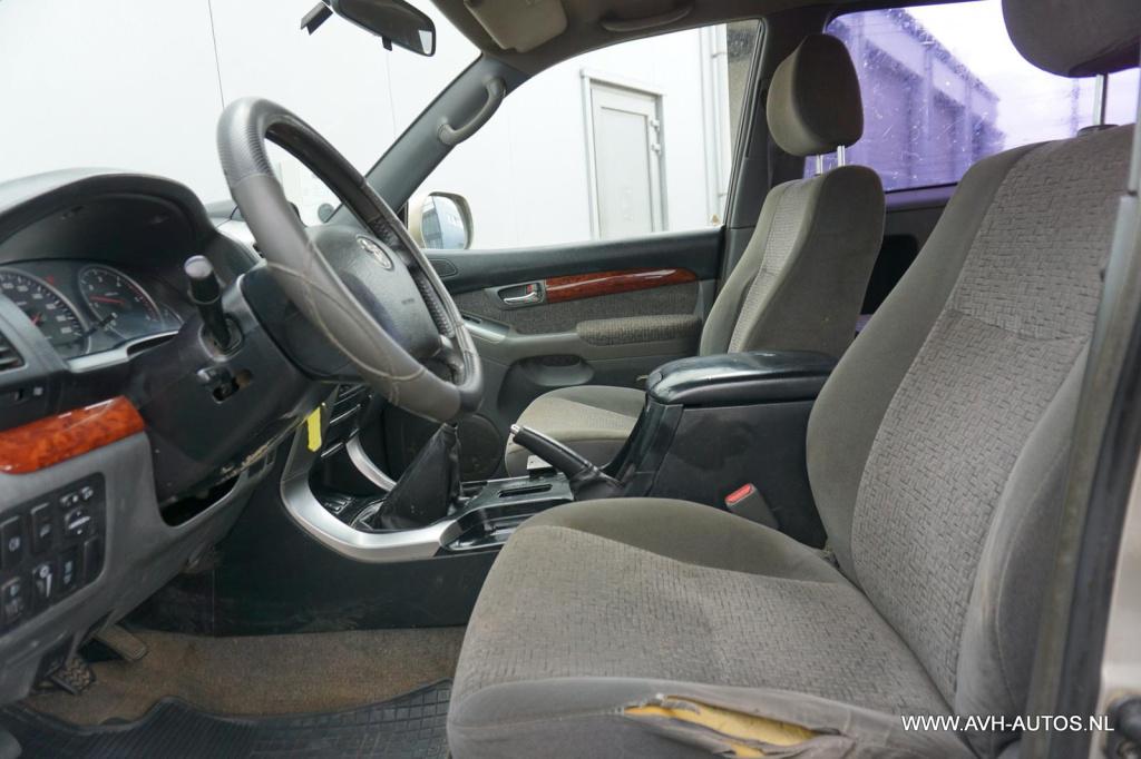 Toyota Land Cruiser 3.0 d-4d vx hr blind van, differentieel maakt herrie!!