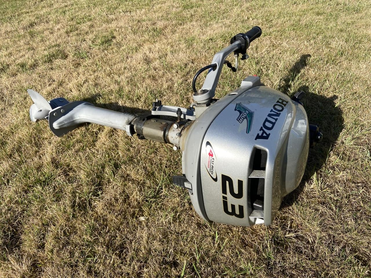 Rubberboot en buitenboordmotor