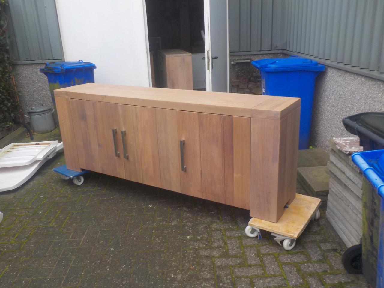 In nieuw staat mooie kwaliteit massief dressoir