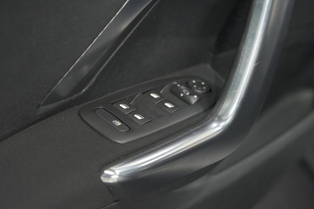 Peugeot 2008 puretech 110 allure | panoramadak | apple carplay | navigatie 