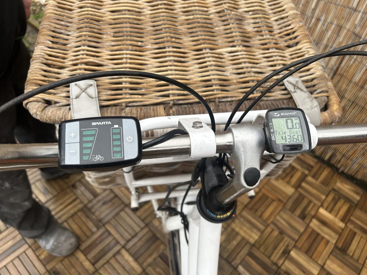 Elektrische damesfiets Sparta Pick up met mand, wit