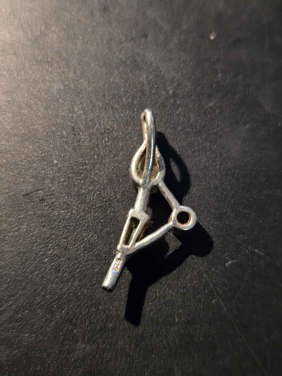 Zilveren hanger in een geometrische of molecuulvorm,